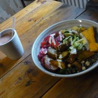 Bowl of the day with cashew choc at ÆNDRÈ in Hamburg