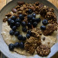 Haferporridge mit Apfelmus, Granola und Heidelbeeren at ÆNDRÈ in Hamburg