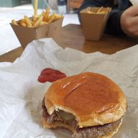 צ׳יזבורגר טבעוני at Mary's in Sydney