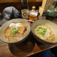 Links: Vegane Udon mit süss-frittiertem Tofu (ausser dem Ei); Rechts: Udon in Dashi  at Menkui Kinya in Kyoto
