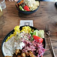 Gyros bowl a l'avant, halloumi bowl au fond at Liebling Trier in Trier