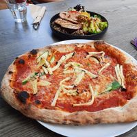 Vegane Pizza aus Sauerteig at Liebling Trier in Trier