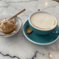 Tortino al cocco con cappuccino di avena  at Red Velvet in Padua