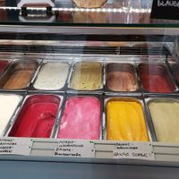 Mit grüne Punkt ist vegan at Luicella's - Hüxstraße in Luebeck