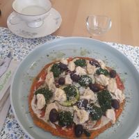 Pizza and matcha latte at Makalu Veggie in Alicante