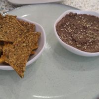 Paté de reishi y crackers at Makalu Veggie in Alicante