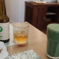 Cerveza artesanal y Green smothie at Makalu Veggie in Alicante
