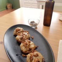 Portobellos rellenos de cebolla con crema de arroz integral y crujiente de tofu at 3 4 4 in Alicante