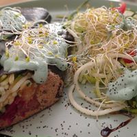 Rollo de alga con verduras y paté de semillas , la crema de anacardos con espirulina por encima riquísima at 3 4 4 in Alicante