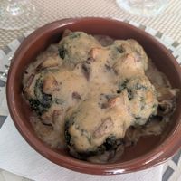 Spinach and tofu balls with mushroom sauce at Makalu Veggie in Alicante
