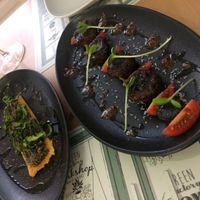 Algae tartare with nori toast and portobello mushrooms with black garlic and almond pesto at Makalu Veggie in Alicante