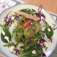 Burger with salad, guacamole and onion bread at Makalu Veggie in Alicante
