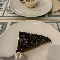 Cheesecake and almond cake  at Makalu Veggie in Alicante