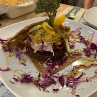 La hamburguesa, increíblemente crujiente tras los procesos que nos explicó Cristina, tenía un sabor sorprendentemente intenso, con unas salsas exquisitas.  at Makalu Veggie in Alicante