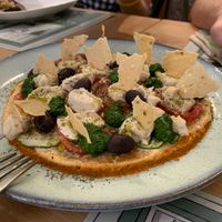 La pizza con base de zanahoria, con quesos de todo tipo, entre ellos de macadamia y Parmesano crudivegano, una auténtica delicia  at Makalu Veggie in Alicante