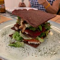 Los platos destacan no solo por su delicioso sabor sino también por una cuidada presentación, donde ve reflejado el amor por la cocina y la alimentación que caracterizan el MoMo at Makalu Veggie in Alicante