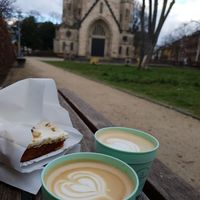 Carrot cake mit Cappuccino im Mehrwegbecher at Timm's Café in Darmstadt