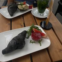 veganes Croissant oben mit Hummus, unten mit Marmelade at Menami in Bochum