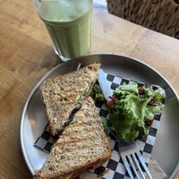 Vegepaté vegan sandwich and green smoothiee  at White et Cie in Saint-sauveur