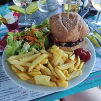 Vegan burger with fries and salade at O'Resto in Quinson