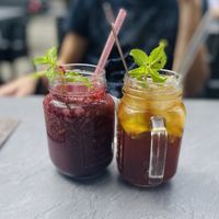 Smoothie „blue tiger“ and ice tea at Tiger Club Vegan Sushi in Berlin