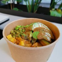 Poke Bowl (however, my daughter limited the topics, there would also have been carrots and pomegranate) at Wild Bowls in Zurich