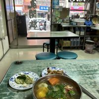 Dumpling soup with side dishes  at Lái Xīn SùShí 來欣素食手工水餃 in Taipei