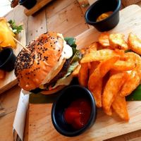 Exquisita hamburguesa acompañada de papas gajo, simplemente wow amé este lugar, la atención, el ambiente y la comida. at Vegan Town in Ajijic