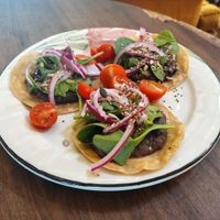 Tacos con mole, cebolla encurtida, guacamole y soja texturizada at La Figa Ta Tia in Burgos