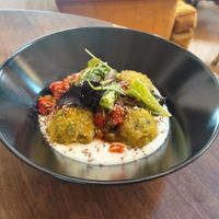 Albóndigas de quinoa con parmentier de patata, salsa de tomate y alcaparras at La Figa Ta Tia in Burgos