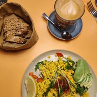 Tofu scramble with avocado at Vevay Kitchen in Frankfurt