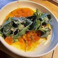 Spirulina Ravioli mit Kartoffel-Trüffel-Füllung in Tomatensugo  at Vevay Kitchen in Frankfurt