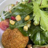 Superfoodsalat mit Quinoabällchen  at Vevay Kitchen in Frankfurt