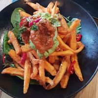 Sweet potato fries with guac and salsa at Vevay Kitchen in Frankfurt