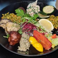 Vevay bowl with garlicky hummus and lots of yummy stuff at Vevay Kitchen in Frankfurt