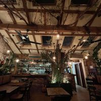 Die Inneneinrichtung passt einfach super zum Restaurant. Und das Essen ist sehr gut!   at Pandora Greenbox in Split