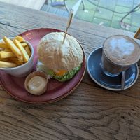 Vegan breakfast burger & chai latte at The Breakfast Club - Wibautstraat in Amsterdam
