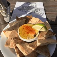 Hummus com pão pita aquecido  at TerraPlana Café in Porto