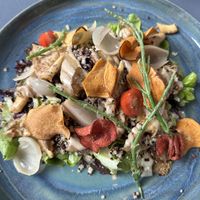 Oesterzwam quinoa salade met ingelegde sjalot  at Eet-Lokaal in Zevenaar