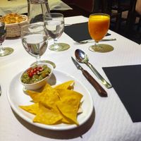 Nachos con guacamole y zumo de frutas at El Parral in Vitoria Gasteiz