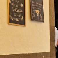 Cartel a la puerta at Paula's Bistro in Funchal