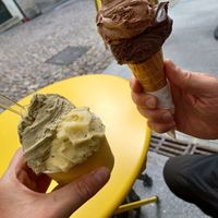 The left one is vegan, the right one not at Gelataria COSI in Coimbra