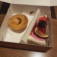 Vegan pastel de nata and vegan cheesecake at Life's a Peach in Utrecht