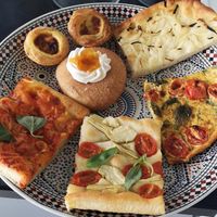 Focaccias's, omelet, een donut en pasteis de nata at Life's a Peach in Utrecht