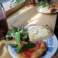 Drie soorten focaccia: courgette met pesto, ui, en 'mozza' at Life's a Peach in Utrecht