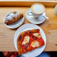 Foccaccia tomate mozza, croissant fourré & capuccino at Life's a Peach in Utrecht