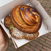 Pistachio croissant & cardamom swirl 🤤🤤  at Life's a Peach in Utrecht