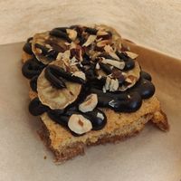 Soort wentelteefje met banaan noten en chocolade at Life's a Peach in Utrecht