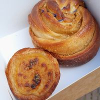 Pastel de Nata and Cinnamun Bun at Life's a Peach in Utrecht