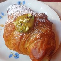 Pistachio croissants! Maar heel veel meer beschikbaar at Life's a Peach in Utrecht